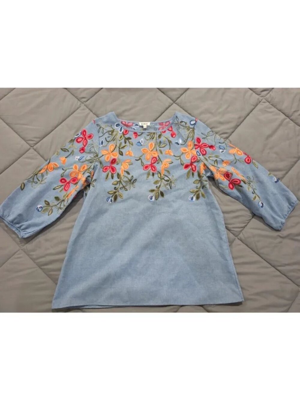 Women's sz Medium Kindred Blue Chambray Blouse with Multicolor Embroidered Flora